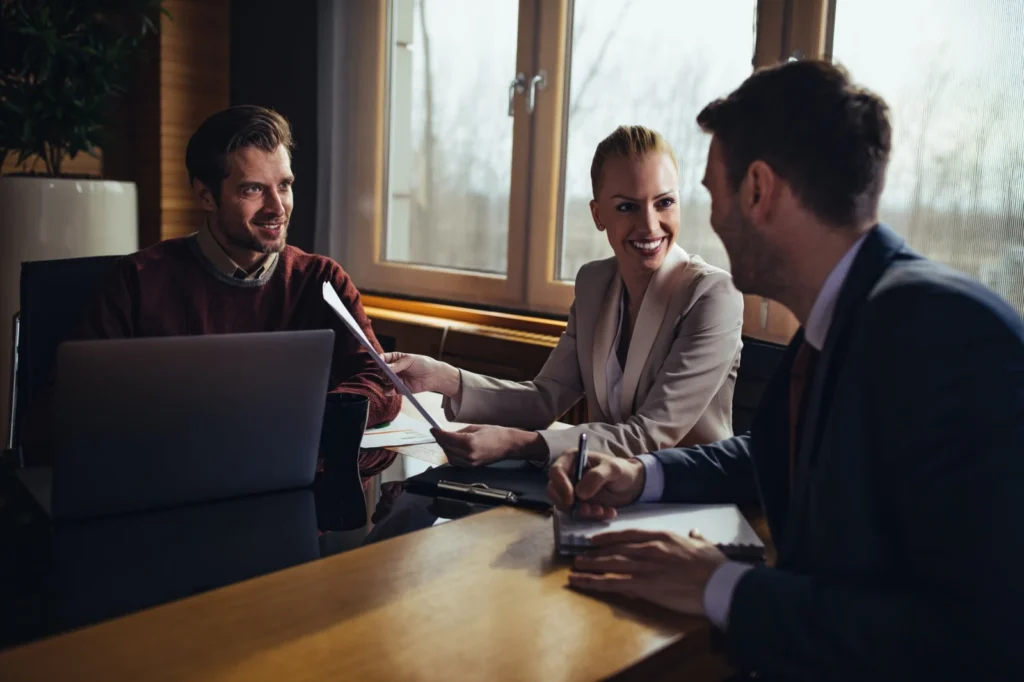 Financieel groeigesprek met een ondernemer aan tafel