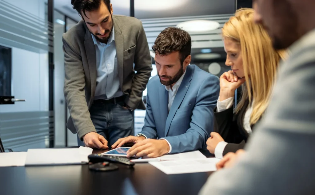 Specialisten bespreken samen de financiële cijfers op een tablet