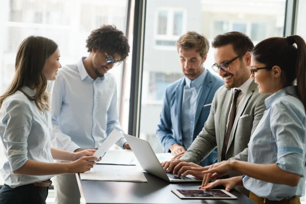 Team van VH Business Administration overlegt samen op kantoor